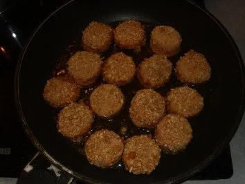 Tellergerichte:Wurstscheiben in Salzstangenpanade, Rahmrosenkohl und Kartoffel-Olivenpüree - Rezept - Bild Nr. 9