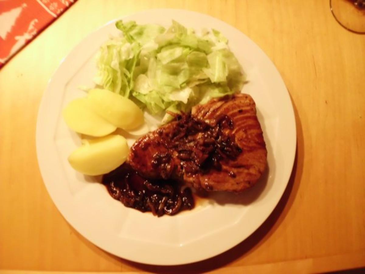 Gebratener Thunfisch mit Zwiebeln-Portwein-Sauce, - Rezept - kochbar.de