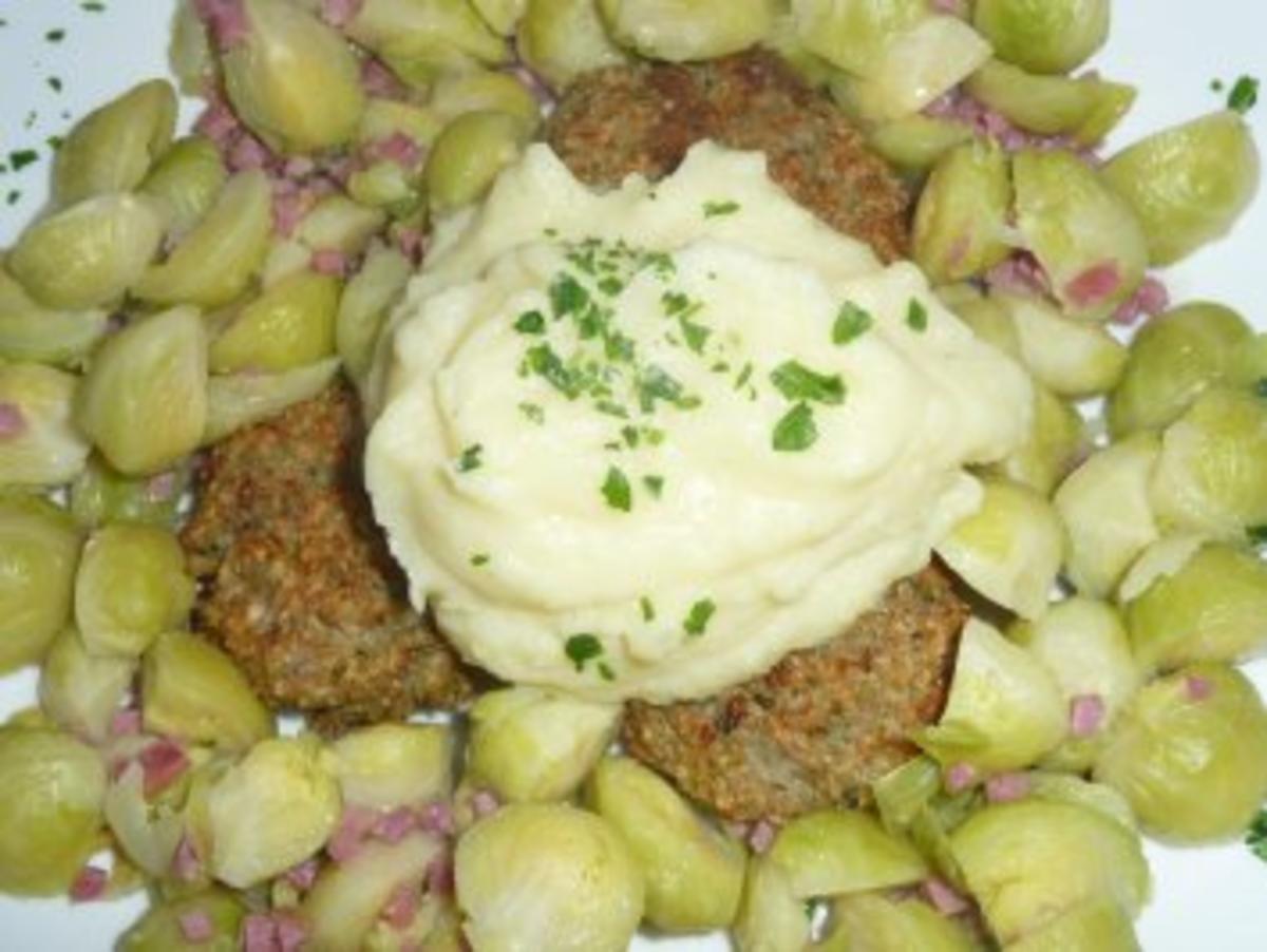 Grünkernbratlinge mit Rosenkohl und Püree - Rezept - kochbar.de