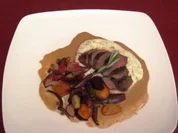 Straußenfilet in Olivenöl und Kräutern mariniert mit Kartoffelpüree und Gemüse - Rezept
