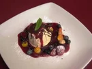 Vanilleparfait an in Rosenwasser eingelegtem Beerensalat - Rezept
