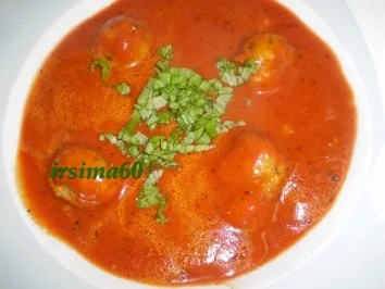 Rezept: Käseklößchen in Tomatensuppe Käseklößchen in Tomatensuppe - Rezept