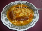 Deftiger Eintopf mit weissen Bohnen , geräucherter   Paprikawurst und Nockerln - Rezept