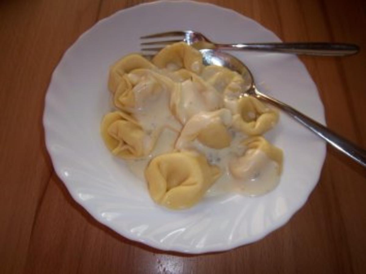 Käse-(Spinat-)Tortellini mit Gorgonzola-Soße - Rezept - kochbar.de