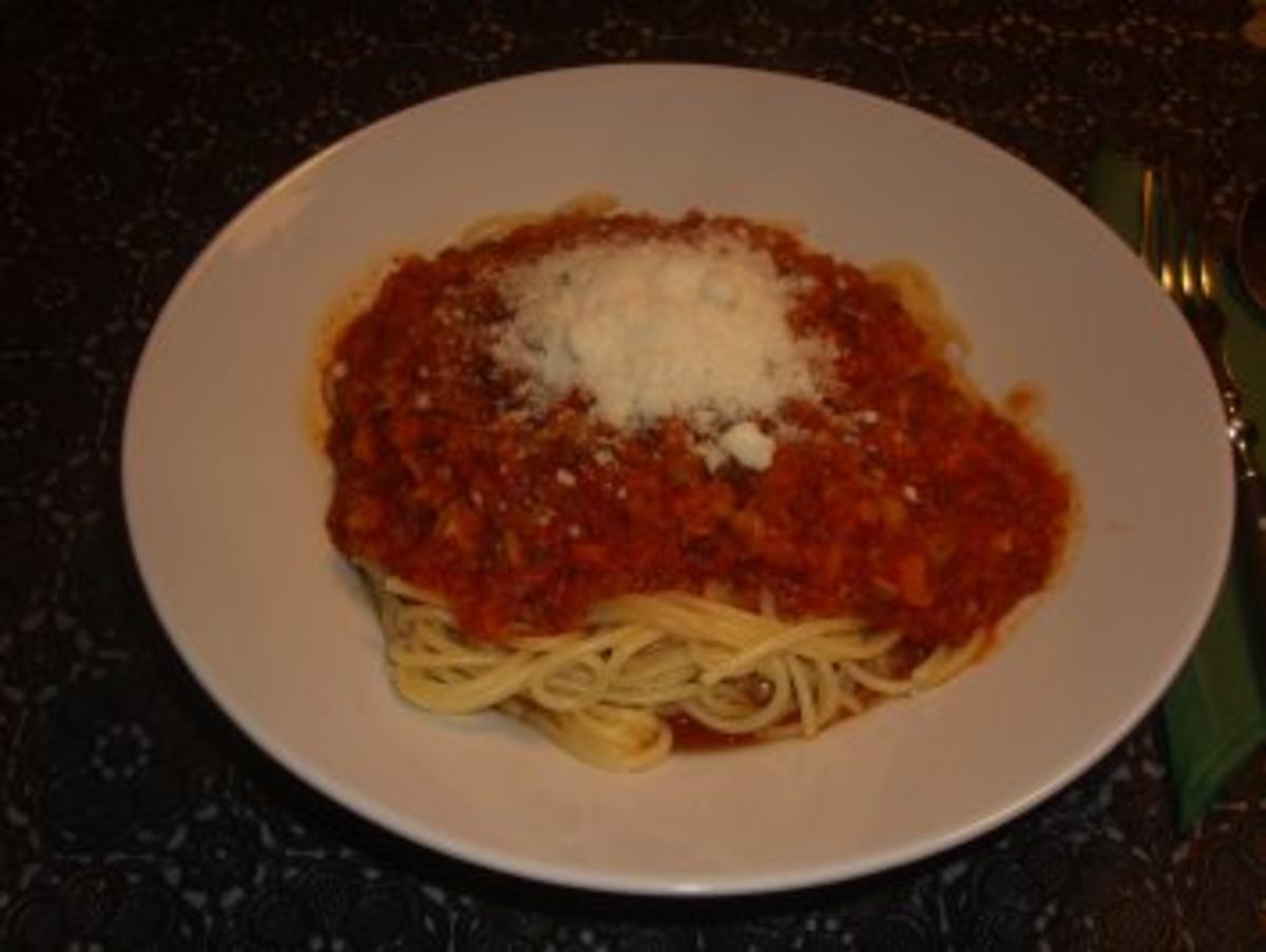 Nudelgerichte: Spaghetti mit einer Gemüse-Tomaten-Sosse - Rezept
