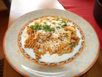 Fusilli mit Tomaten-Specksoße - Rezept