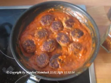 Hackfleisch – Minifrikadellen mit Currytomatensoße und Pommes frites - Rezept - Bild Nr. 5