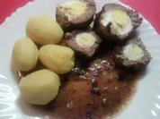 versteckte Eier  mit Biersößchen - Rezept