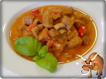 Rindergulasch mit Champignons in herzhaften Sauce - Rezept