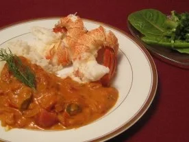 Ganze gekochte Languste mit Reis und Tomaten-Paprikasoße - Rezept