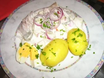 Matjesfilets eingelegt in Ananas-Apfel-Remoulade mit Pellkartoffeln - Rezept