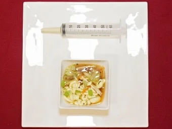 Rezept: Tomatenessenz mit Juliennes und molekularer Olivenöl-Nudel (Helmut Zerlett) Bild Nr. 16 Tomatenessenz mit Juliennes und molekularer Olivenöl-Nudel (Helmut Zerlett) - Rezept - Bild Nr. 16