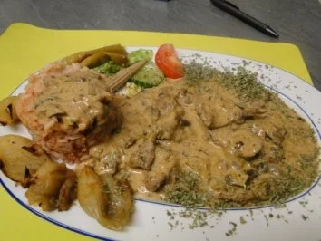 Rezept: Schweinegeschnetzeltes mit Zwiebeln auf Salzbett Schweinegeschnetzeltes mit Zwiebeln auf Salzbett - Rezept