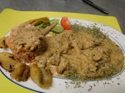 Schweinegeschnetzeltes mit Zwiebeln auf Salzbett - Rezept