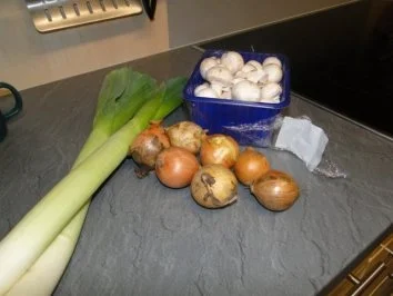 Rezept: Schweinegeschnetzeltes mit Zwiebeln auf Salzbett Bild Nr. 2 Schweinegeschnetzeltes mit Zwiebeln auf Salzbett - Rezept - Bild Nr. 2