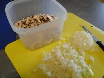 Rezept: Schweinegeschnetzeltes mit Zwiebeln auf Salzbett Bild Nr. 6 Schweinegeschnetzeltes mit Zwiebeln auf Salzbett - Rezept - Bild Nr. 6