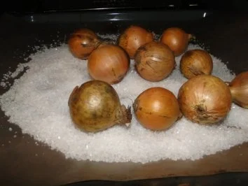 Rezept: Schweinegeschnetzeltes mit Zwiebeln auf Salzbett Bild Nr. 7 Schweinegeschnetzeltes mit Zwiebeln auf Salzbett - Rezept - Bild Nr. 7