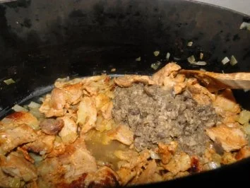 Rezept: Schweinegeschnetzeltes mit Zwiebeln auf Salzbett Bild Nr. 10 Schweinegeschnetzeltes mit Zwiebeln auf Salzbett - Rezept - Bild Nr. 10