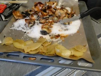 Rezept: Schweinegeschnetzeltes mit Zwiebeln auf Salzbett Bild Nr. 14 Schweinegeschnetzeltes mit Zwiebeln auf Salzbett - Rezept - Bild Nr. 14