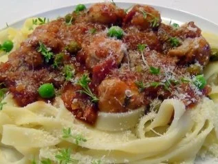 Tagliatelle mit pikanter Klösschensauce - Rezept