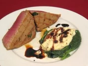 Basilikum-Tunfisch auf Senf-Kartoffelpüree an Blattspinat und Soja-Vinaigrette - Rezept