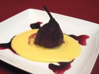 Pochierte Birnen in Rotwein und Gewürzen mit Vanillesoße - Rezept
