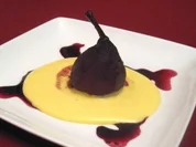 Pochierte Birnen in Rotwein und Gewürzen mit Vanillesoße - Rezept