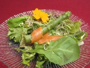 Rezept: Sommersalate mit grünem Spargel und geräuchertem Lachs Sommersalate mit grünem Spargel und geräuchertem Lachs - Rezept