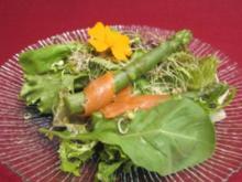 Sommersalate mit grünem Spargel und geräuchertem Lachs - Rezept