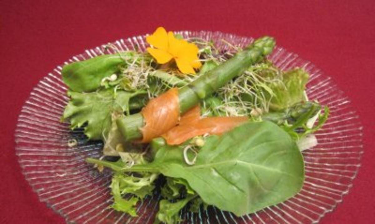 Bilder für Sommersalate mit grünem Spargel und geräuchertem Lachs - Rezept