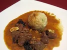 Rezept: Wildschwein-Gulasch mit Armagnac-Pflaumen und Semmelknödeln Wildschwein-Gulasch mit Armagnac-Pflaumen und Semmelknödeln - Rezept