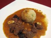 Wildschwein-Gulasch mit Armagnac-Pflaumen und Semmelknödeln - Rezept