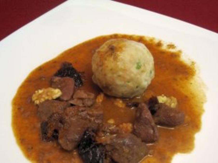 Wildschwein Gulasch mit Armagnac Pflaumen und Semmelknödeln - von Das ... Wildschwein Gulasch mit Armagnac Pflaumen und Semmelknödeln - von Das ...