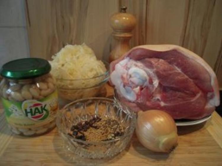 Eisbein mit Sauerkraut und weißen Bohnen - Rezept - kochbar.de