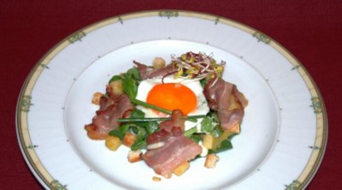 Feldsalat im Kartoffel-Speck-Dressing mit Spiegelei und einem Hauch ...