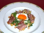 Feldsalat im Kartoffel-Speck-Dressing mit Spiegelei und einem Hauch Trüffelaroma - Rezept