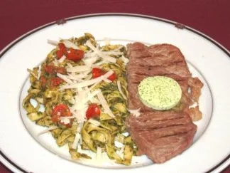 Rumpsteak mit Kräuterbutter und Bandnudeln - Rezept