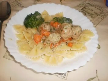 Rezept: Farfalle mit Klößchen und Käsesauce Farfalle mit Klößchen und Käsesauce - Rezept