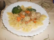 Farfalle mit Klößchen und Käsesauce - Rezept