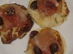 Cocafladen mit Gorgonzola-Birnen und Serranoschinken - Rezept