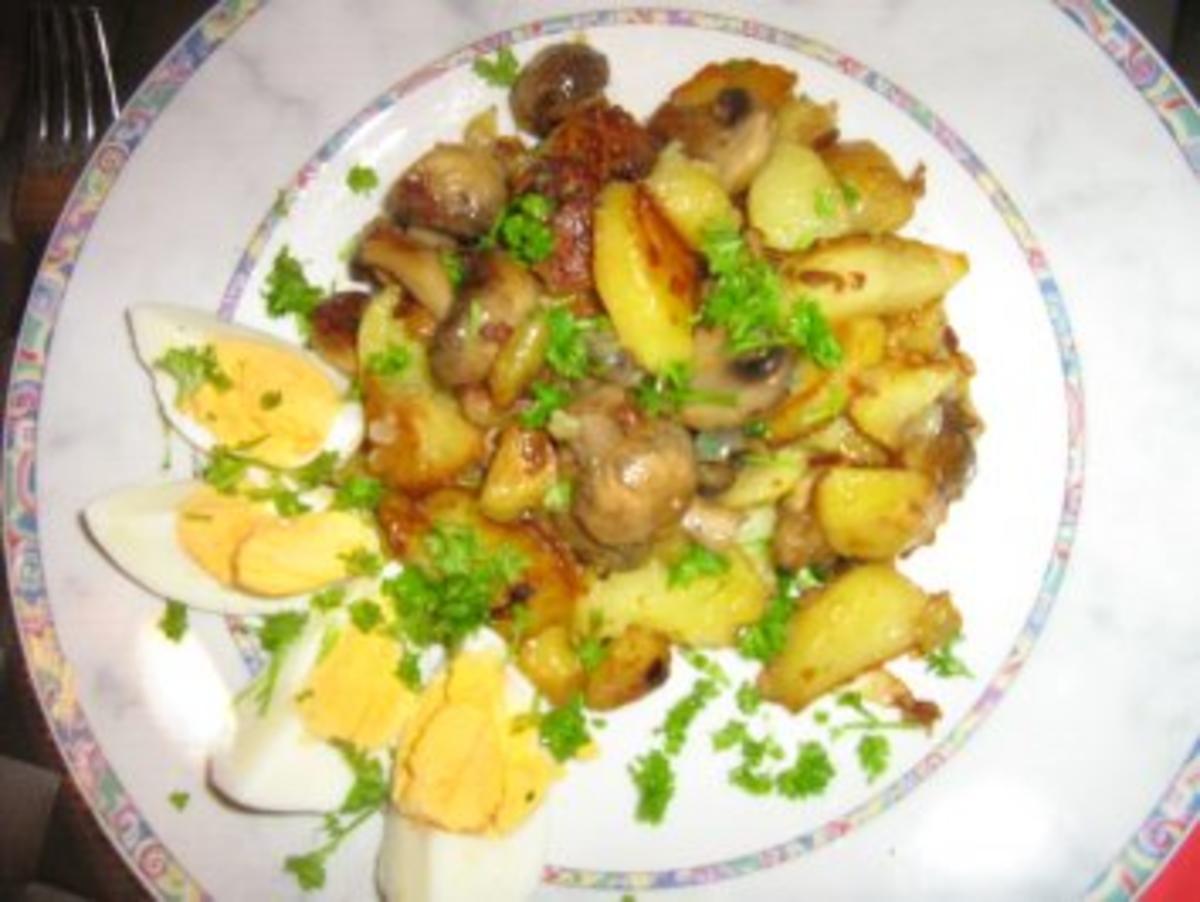 Bratkartoffeln mit Champignons und Ei - Rezept