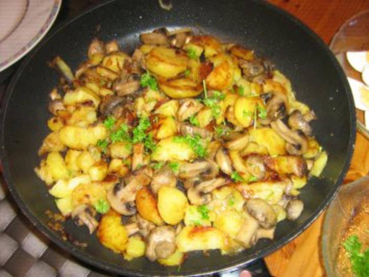 Bratkartoffeln mit Champignons und Ei - Rezept - Bild Nr. 3