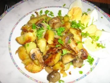 Rezept: Bratkartoffeln mit Champignons und Ei Bild Nr. 5 Bratkartoffeln mit Champignons und Ei - Rezept - Bild Nr. 5