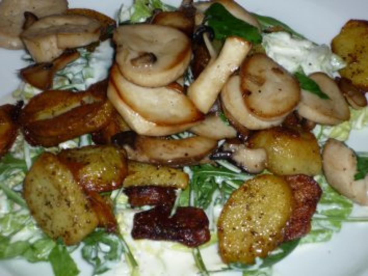 Salat mit Kräutersaitlingen und Bratkartoffeln - Rezept