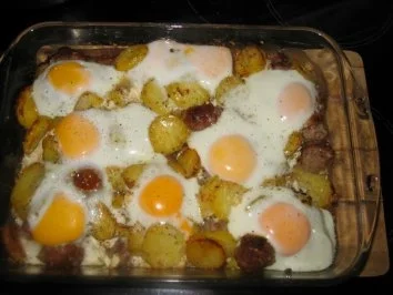 Bratkartoffeln-Auflauf mit Bratwurst und Spiegelei - Rezept