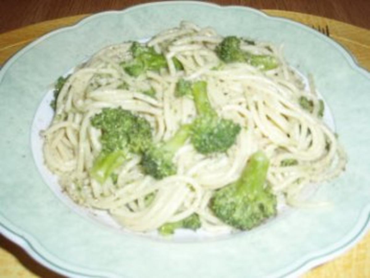 Bilder für Pasta: Brokkoli-Spaghetti mit Petersil-Gorgonzola-Pesto - Rezept