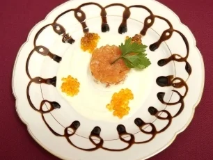 Rezept: Lachstatar auf Limonen-Crème-fraîche mit Forellenkaviar (Horst Janson) Lachstatar auf Limonen-Crème-fraîche mit Forellenkaviar (Horst Janson) - Rezept