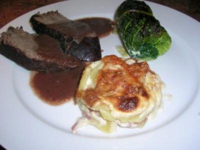 Rezept: Rinderbraten in Bordeaux geschmort, mit gefülltem Wirsing Kartoffelgratin mit Prosciutto Rinderbraten in Bordeaux geschmort, mit gefülltem Wirsing Kartoffelgratin mit Prosciutto - Rezept