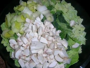 Rezept: Wirsingrouladen gefüllt mit Porree und Pilzen, Beilage zu Rinderbraten in Bordeaux, Bild Nr. 3 Wirsingrouladen gefüllt mit Porree und Pilzen, Beilage zu Rinderbraten in Bordeaux, - Rezept - Bild Nr. 3