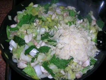 Rezept: Wirsingrouladen gefüllt mit Porree und Pilzen, Beilage zu Rinderbraten in Bordeaux, Bild Nr. 4 Wirsingrouladen gefüllt mit Porree und Pilzen, Beilage zu Rinderbraten in Bordeaux, - Rezept - Bild Nr. 4